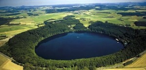 Een Maar of vulkaankrater in de Vulkaaneifel.