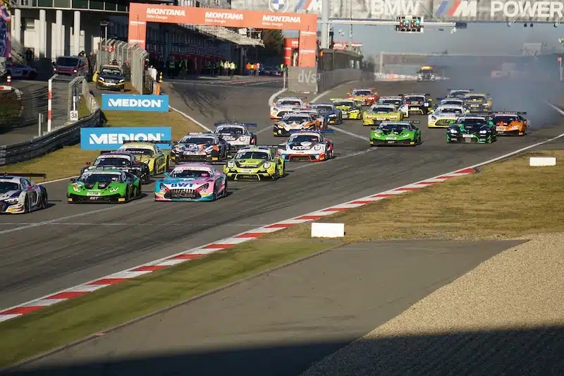 circuit Nürburgring. autorace. veel raceauto's achter elkaar op de baan .