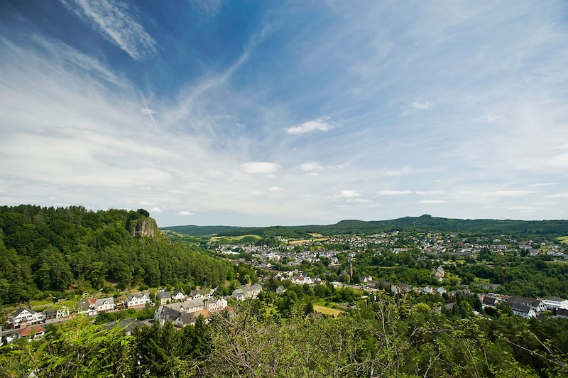 panaoramblik op Gerolstein vanaf de eifelsteig. prachtige plaats in de vallei omringd door bergen.