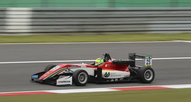 formule 3 raceauto op het circuit van de Nürburgring.