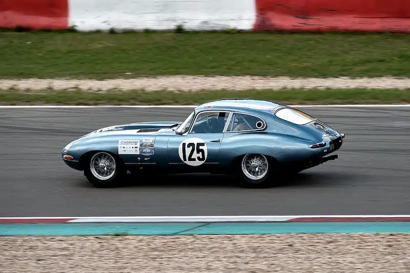 klassieke auto. een oude klassieke jaguar racet over het circuit in de eifel
