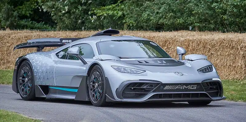 mercedes amg one. sportwagen van mercedes , snelste straatwagen op de Nurburgring. de auto staat geparkeerd op de weg in een buitengebied.