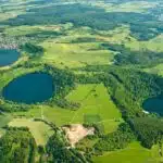 de Dauner maare vanuit de lucht gezien. de drie Maaren in het groene eifel landschap naast elkaar