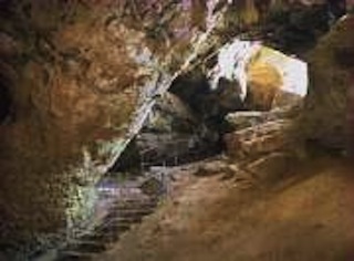 uitgehakte trappen in de grotten bij Eiserfey