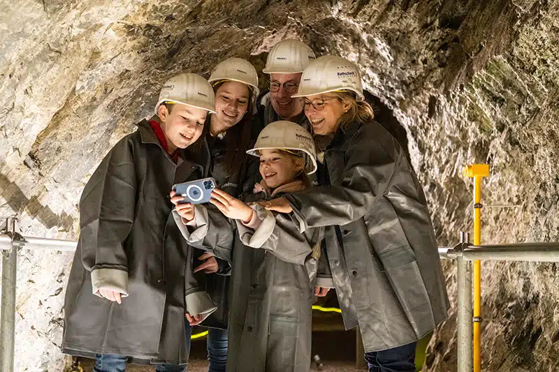 groep mensen in de leisteengrot van het eifelmuseum in Mayen die een foto maken