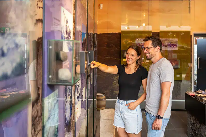man en vrouw die een tentoonstelling bekijken in het eifelmuseum in Mayen.