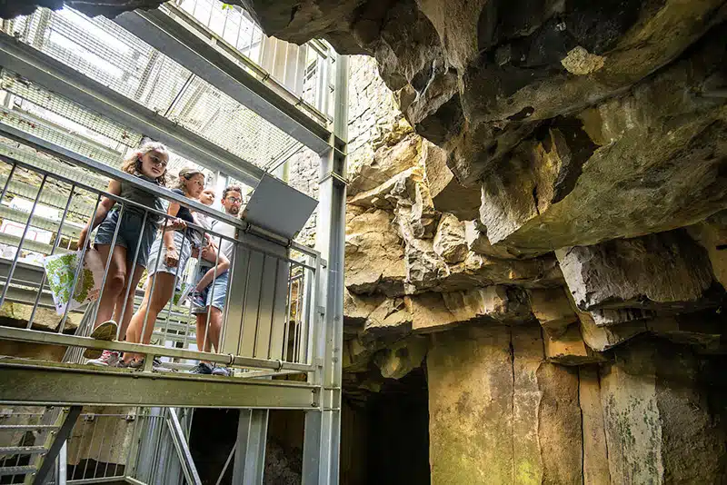gezin loopt over trappen naar de hoge rotsen van de leisteen steengroeve in het eifelmuseum in Mayen