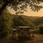 virne-burgweg Traumpfad wandelroute in de eifel. een uitzichtpunt met picknicktafel en stoelen met zicht op de burcht en de heuvels bij een ondergaande zon tijdens het golden hour.