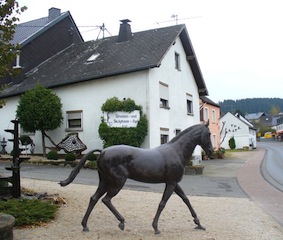 beeld van een paard. kunst en beelden in prüm