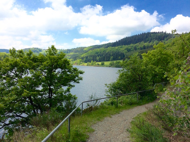 rursee wandelen hiking wandelroute eifel duitsland wandelpad