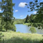 wandelen langs water op het vulkanpfad