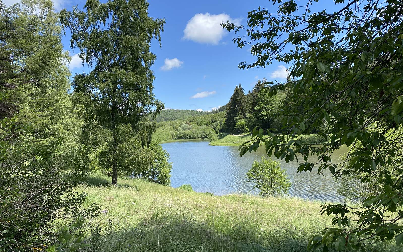 wandelen langs water op het vulkanpfad