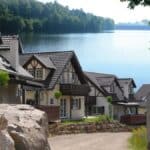 Eifelpark Kronenburger See aan de kronenburgersee. vakantiehuisjes in de eifel op helling met uitzicht op het water