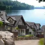 Eifelpark Kronenburger See aan de kronenburgersee. vakantiehuisjes in de eifel op helling met uitzicht op het water