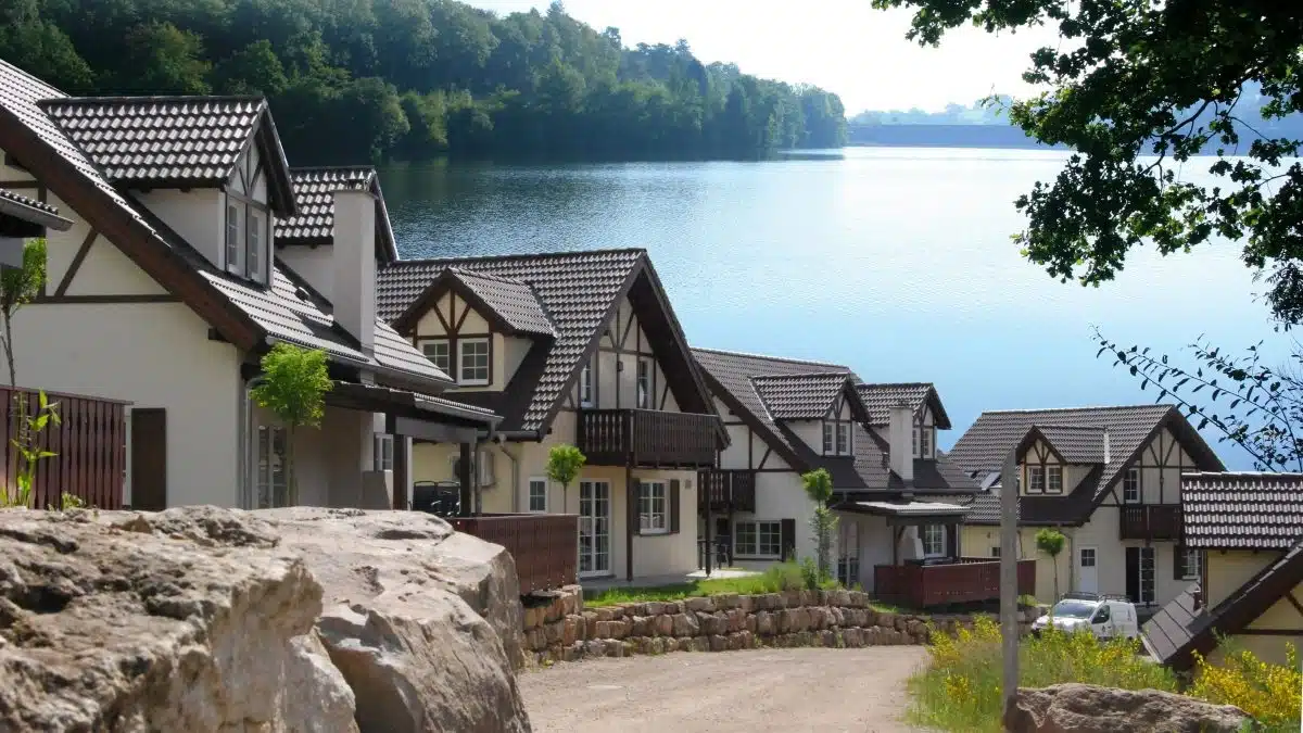 Eifelpark Kronenburger See aan de kronenburgersee. vakantiehuisjes in de eifel op helling met uitzicht op het water