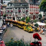 stadstreintje staat in centrum van monschau op een plein met vakwerkhuizen