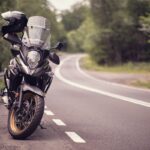 motor geparkeerd langs de weg in de natuur van de eifel in duitsland