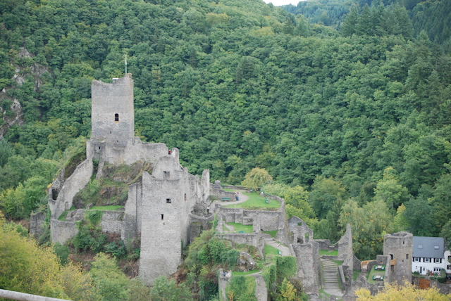 manderscheid eifel duitsland burcht ruïne oberburg niederburg burcht kasteel