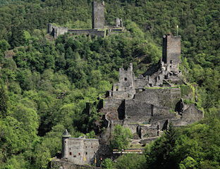 burcht manderscheid burchten niederburg oberburg eifel duitsland vulkaaneifel