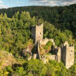 burchten van Manderscheid in het heuvelachtige groene landschap van de eifel. van bovenaf gezien. Dominik Ketz / Rheinland-Pfalz Tourismus GmbH