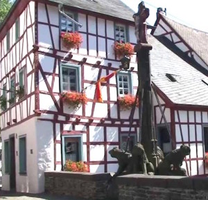 monreal brug elz kruisbeeld eifel duitsland
