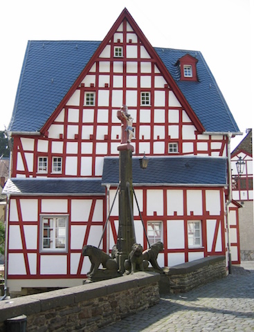 viergebelhaus monreal eifel duitsland stadhuis