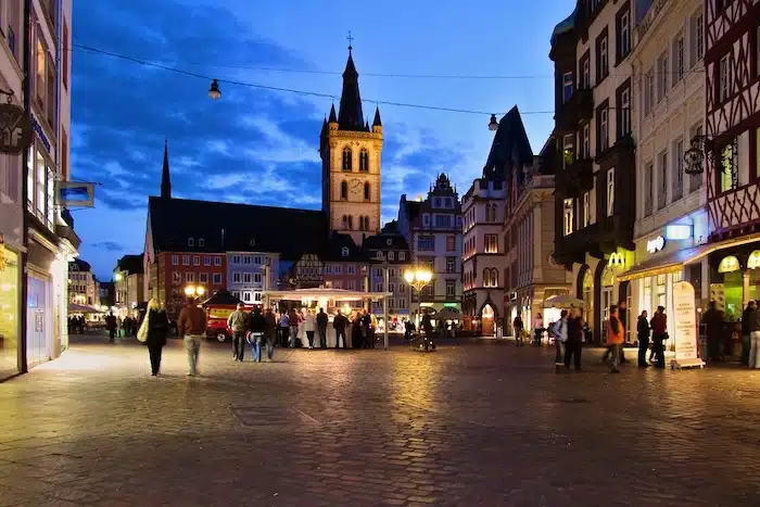 gezellige winkelstraat in Trier met winkels en gezellige terrassen 