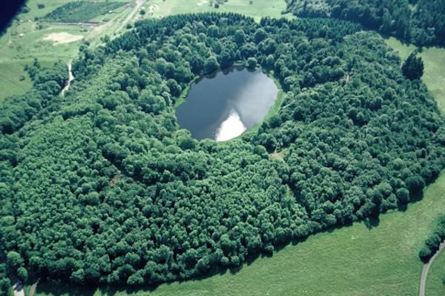 Bettenfeld kratersee kratermeer eifel vulkaaneifel duitsland windsborn mosenberg