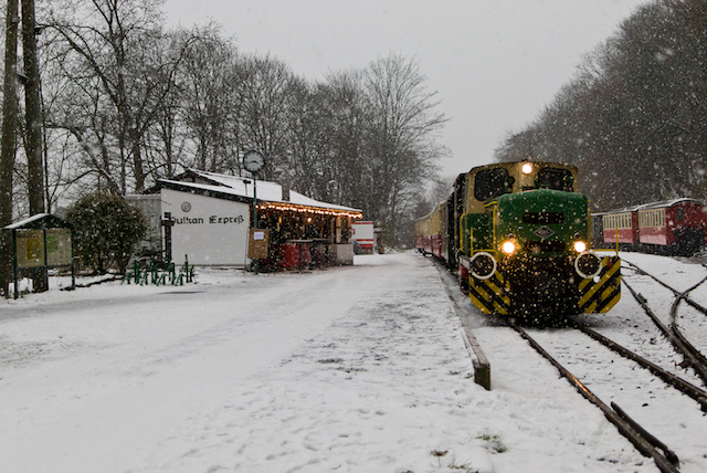 trein sneeuw winter eifel duitsland vulkan-express brohltalbahn