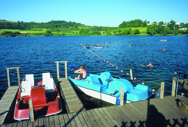 Schalkenmehrener maar zwemmen watersport surfen varen boot eifel duitsland.