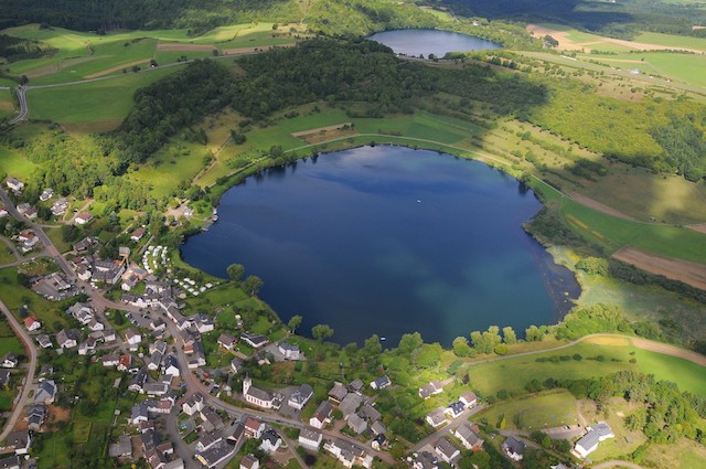 Schalkenmehr Schalkenmehrener maar meer eifel duitsland vulkaaneifel