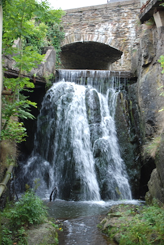 Neuerburg waterval stad eifel duitsland