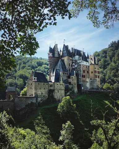 kasteel burcht eltz eifel, gezien op afstand vanuit het bos.