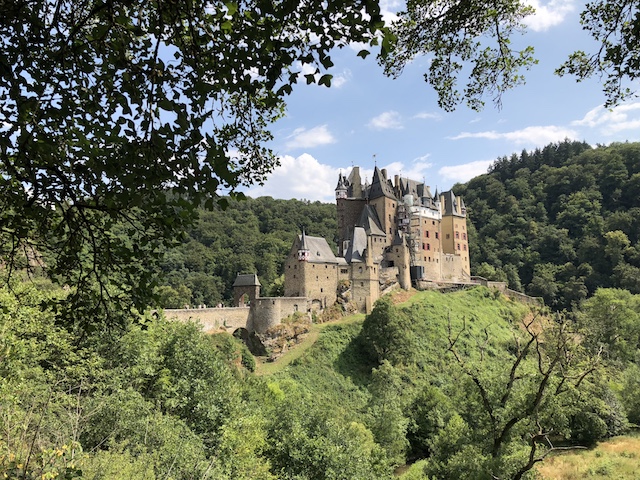 burcht eltz elz burg kasteel inde eifel duitsland, kasteel doemt op uit het groen tussen de heuvels