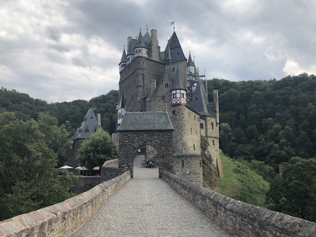 toegang entree burcht eltz . het kasteel in de eifel met op de achtergrond de groene heuvels van het Duitse landschap
