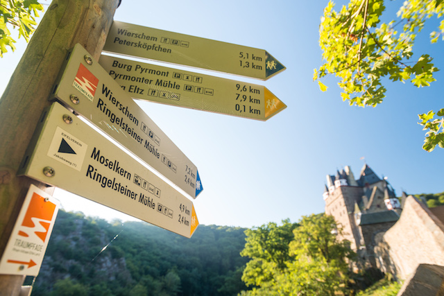 wegwijzer eltzer burgpanorama traumpfad droompad eifel