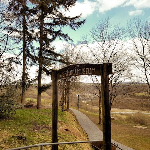 westwallmuseum felsenweg wandelroute eifel duitsland