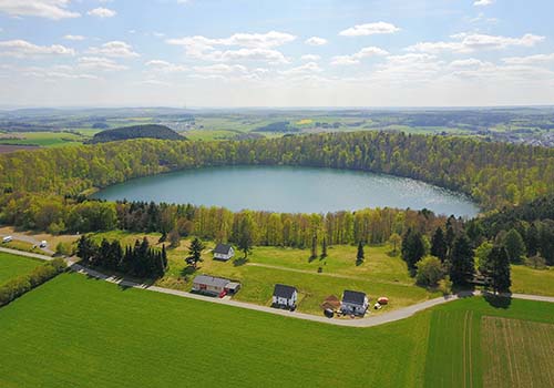 Holiday Park Pulvermaar in de Vulkaaneifel. Een mooi nieuw bungalowpark in de Vulkaan Eifel in Duitsland aan het Pulvermaar. Vakantiehuisjes kopen en huren zijn de mogelijkheden.