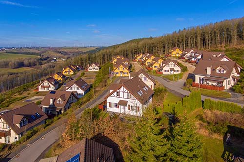 Vakantiepark Kronenburger See. Een prachtig bungalowpark in de Eifel in Duitsland. De vakantiehuisjes kijken uit over de Kronenburgersee in Kronenburg.,