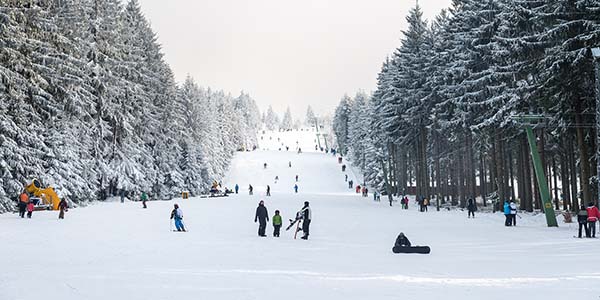 Skipistes met sneeuw in de Eifel. Wintersport en skiën in de sneeuw.