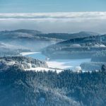 Winterlandschap van de Vulkaaneifel gezien vanaf de Hohe Acht, de hoogste berg van de Eifel.