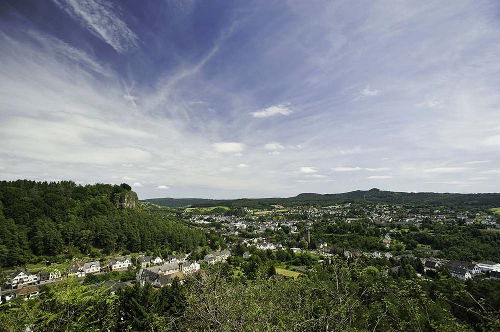 Panorama uitzicht over Gerolstein en de dolomieten. Prachtig Vulkaaneifel landschap.