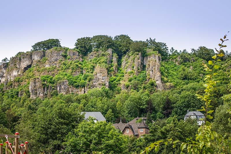 Uitzicht op de Gerolsteiner Dolomieten. de hoge rotsformatie boven het stadje.