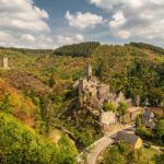 manderscheid het plaatsje aan de lieser in de eifel. meest bekend om haar burchten.