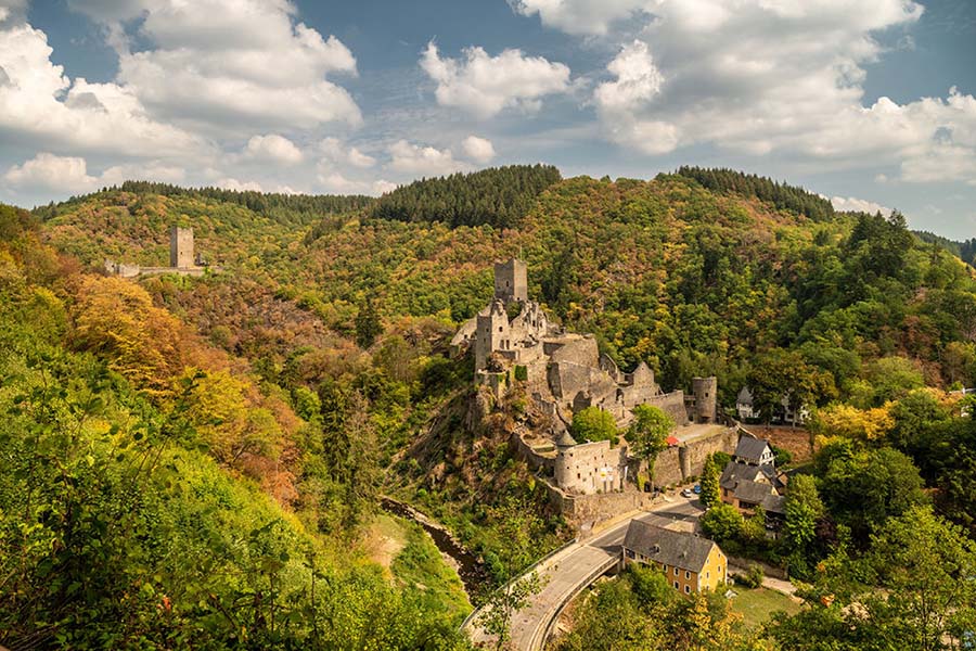 manderscheid het plaatsje aan de lieser in de eifel. meest bekend om haar burchten.