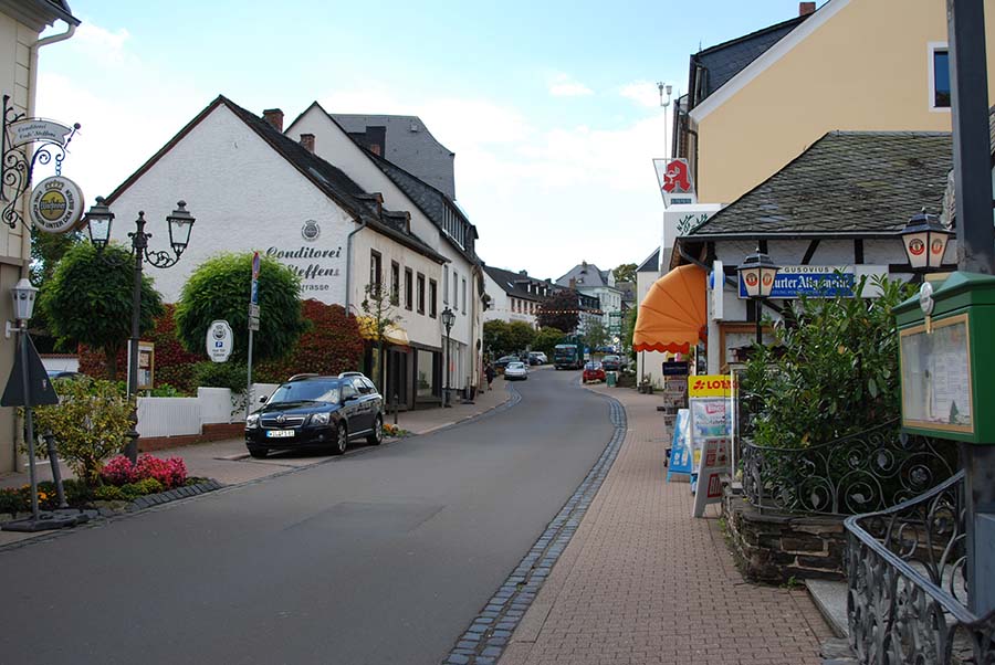 Winkeltjes en restaurants ontbreken ook niet. De auto kun je op veel plekken parkeren. Ook zijn er diverse parkeerplaatsen.