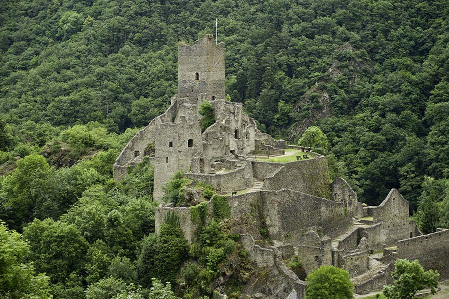 De burchtruïnes in Manderscheid; de Oberburg en Niederburg. Een prachtige bezienswaardigheid die je moet gaan bekijken in dit stadje in de Eifel.