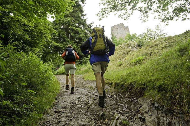 Een wandelroute die je langs de burchten leidt is schitterend.