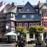 Adenau in de Eifel. Het centrum met prachtige vakwerkhuizen.