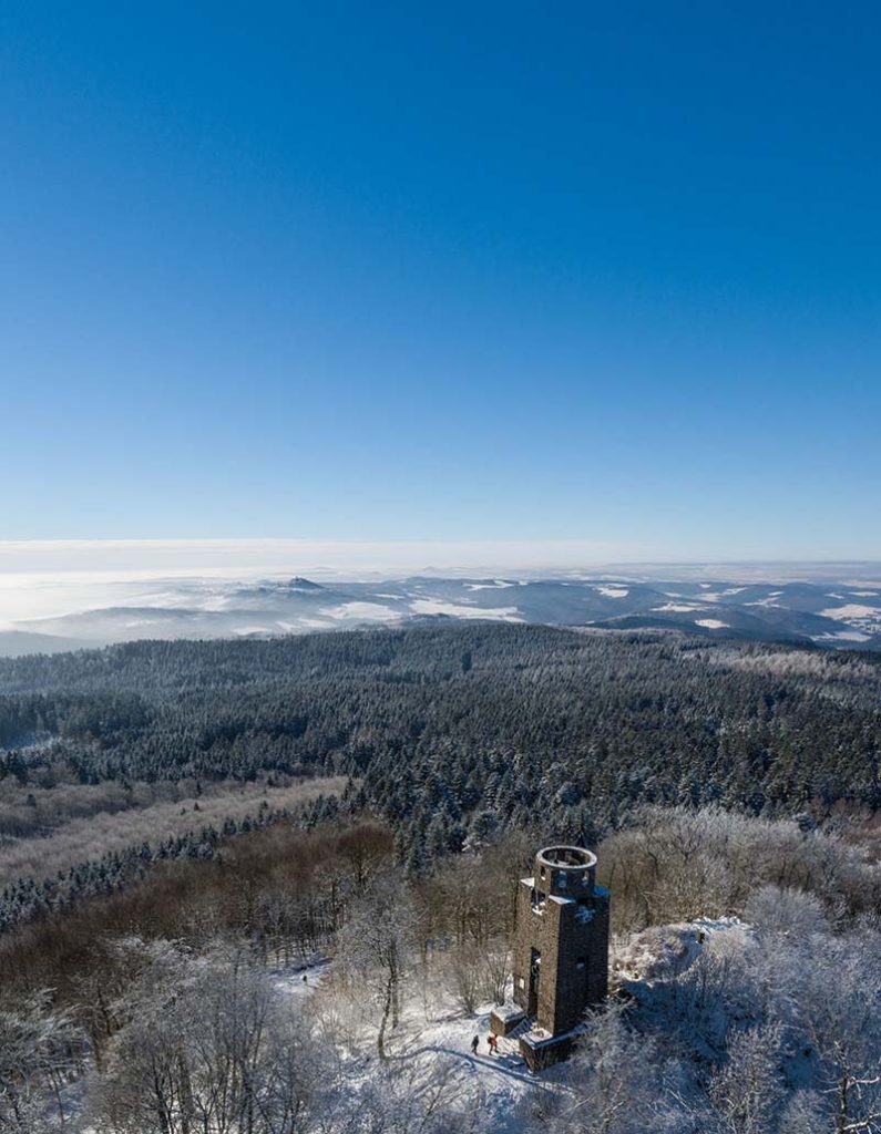 De hohe acht met de Kaiser Wilhelm Turm liggen vlakbij Adenau.